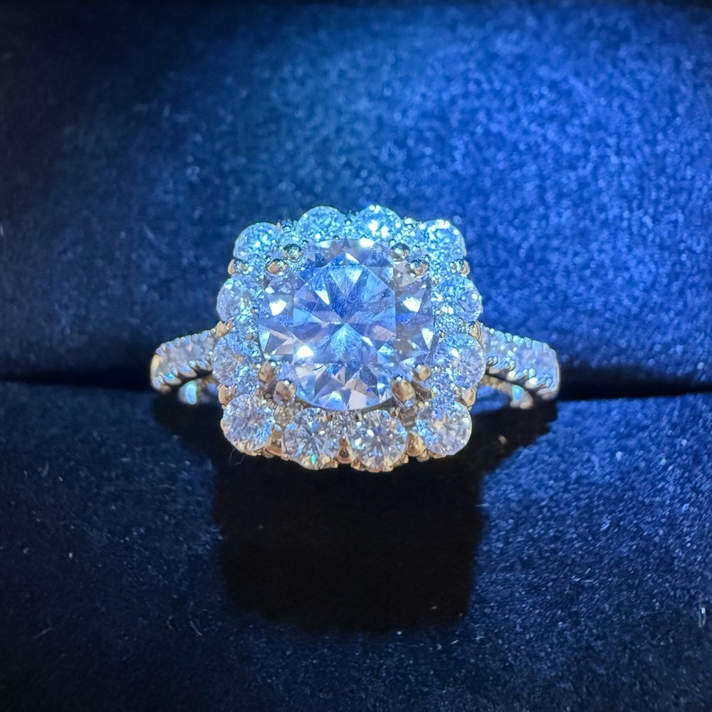 Vintage-Style Moissanite Halo Ring – Size 7